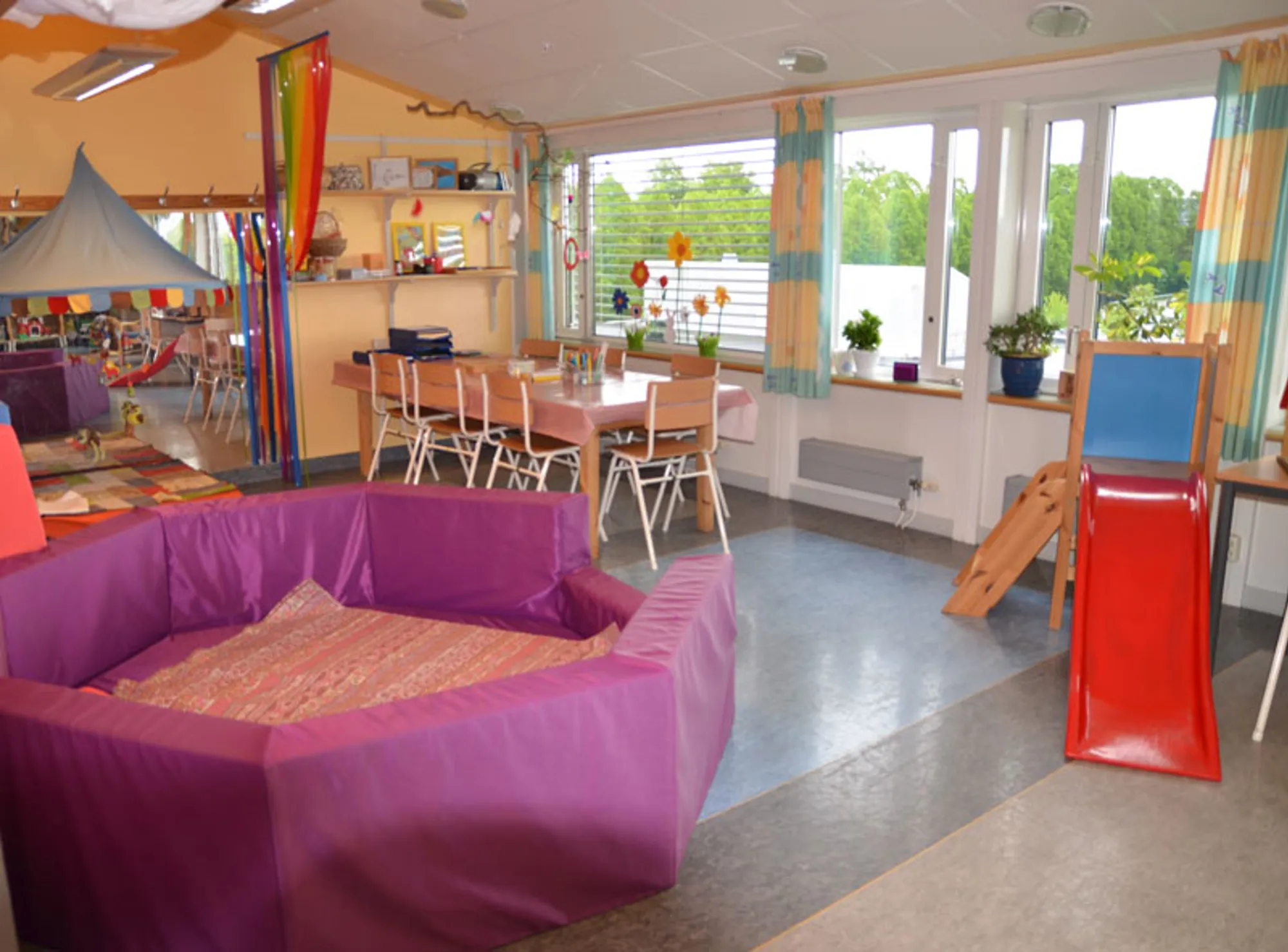 Et rom med sofa og bord