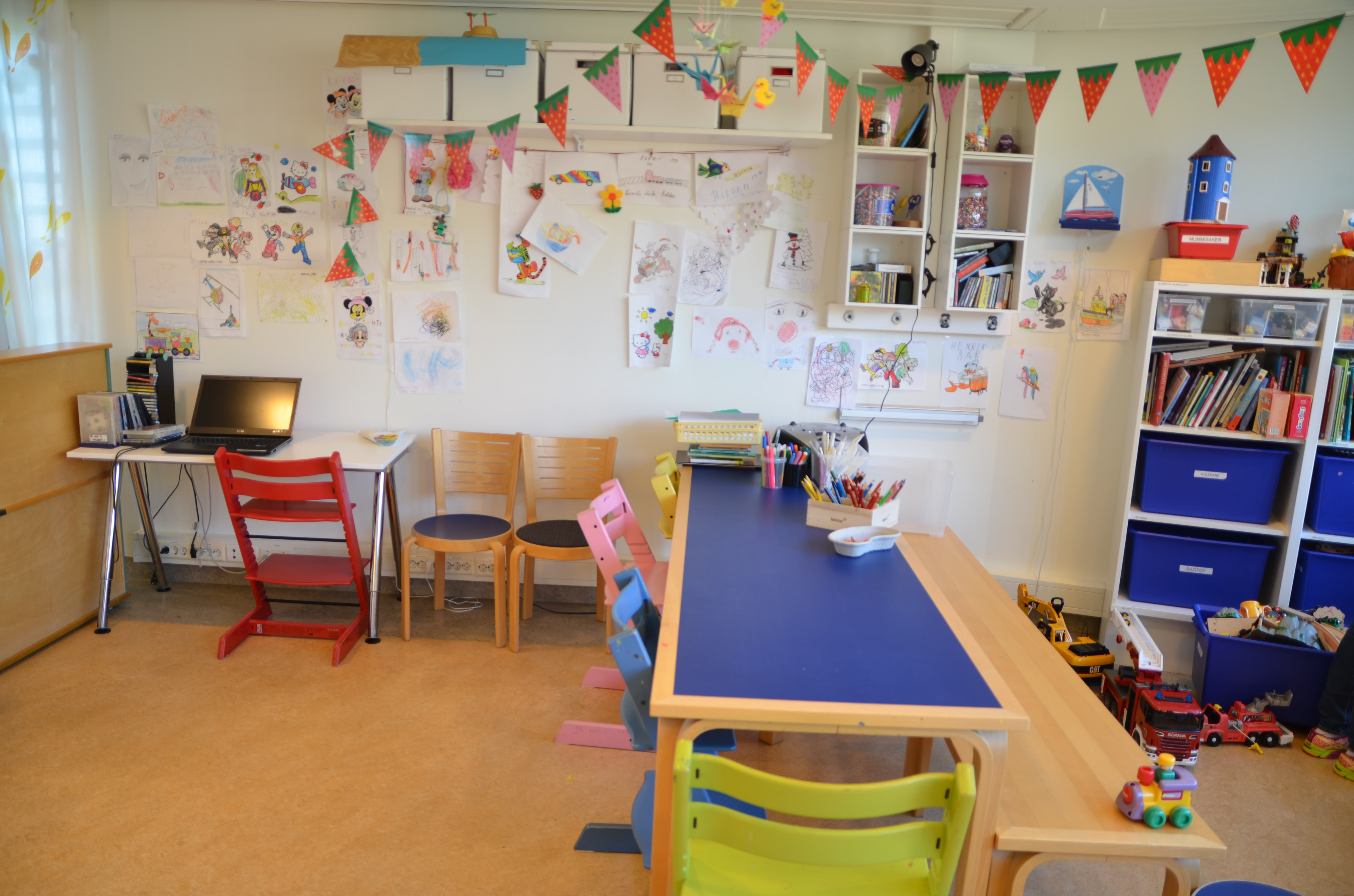 Et klasserom med pulter og stoler