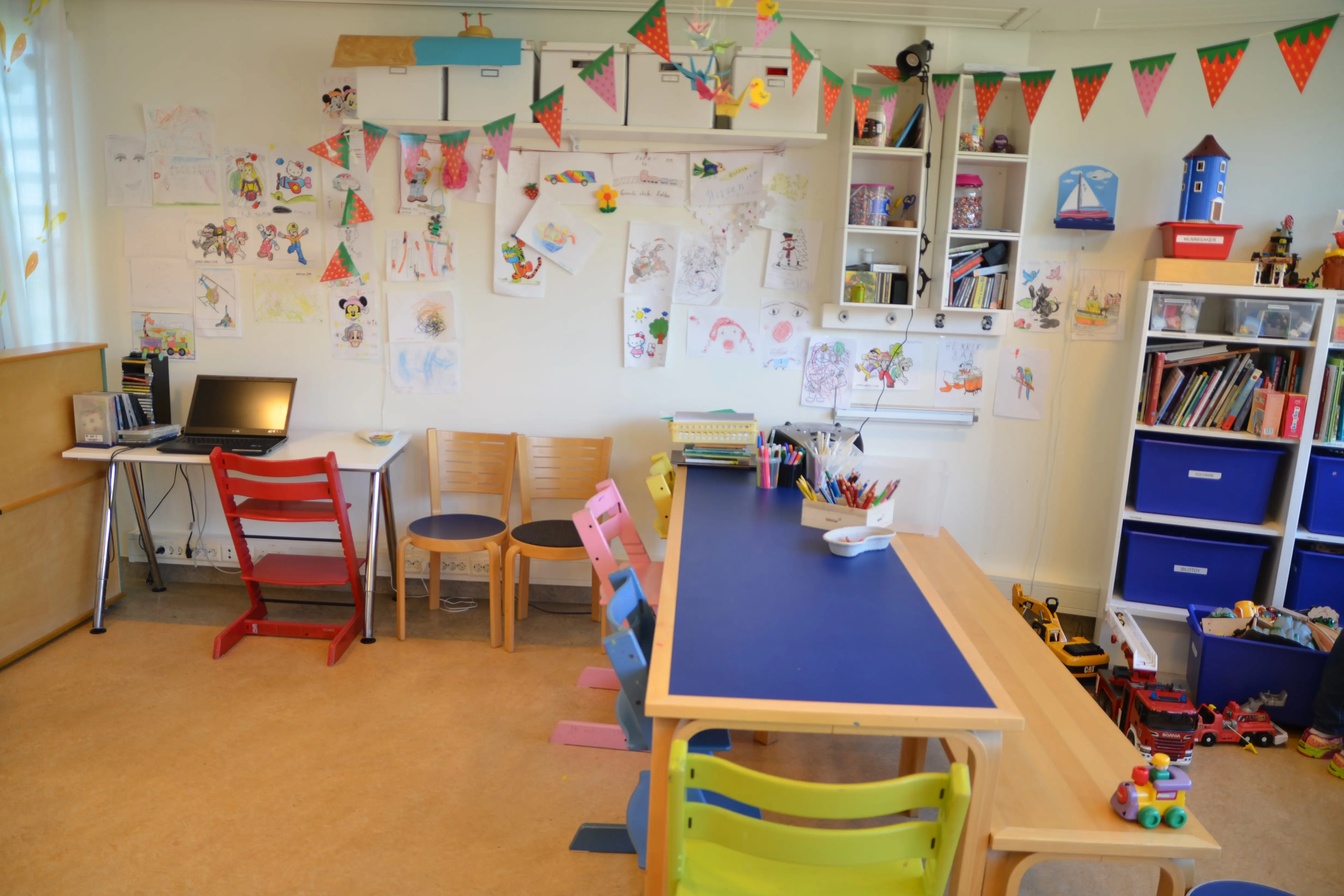 Et klasserom med pulter og stoler