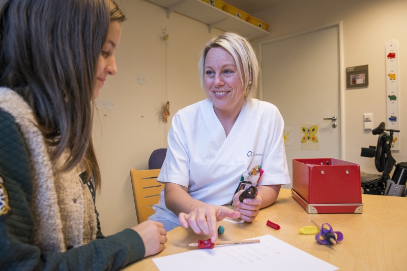 En kvinne som viser en kvinne noe på papiret