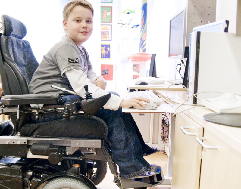 En gutt som sitter ved et skrivebord