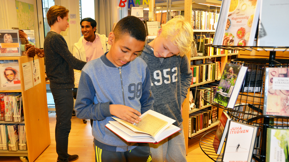 barn som leser bøker på pasientbiblioteket