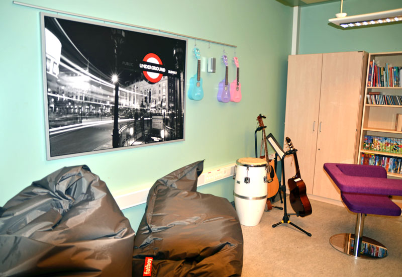 Et rom med TV og stoler