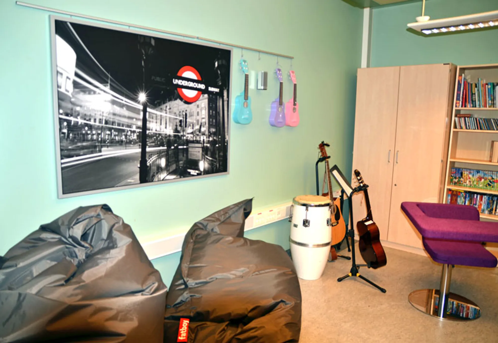 Et rom med TV og stoler