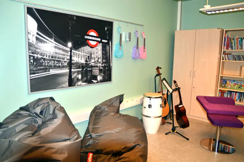 Et rom med TV og stoler