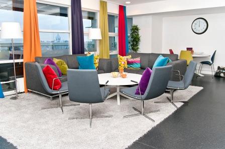 Et rom med stoler og et bord