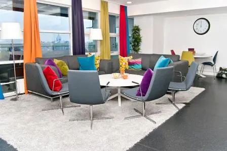 Et rom med stoler og et bord