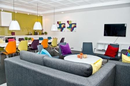 Et rom med sofa og stoler