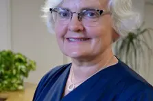 Portrettbilde av Heidi som smiler mot kameraet.