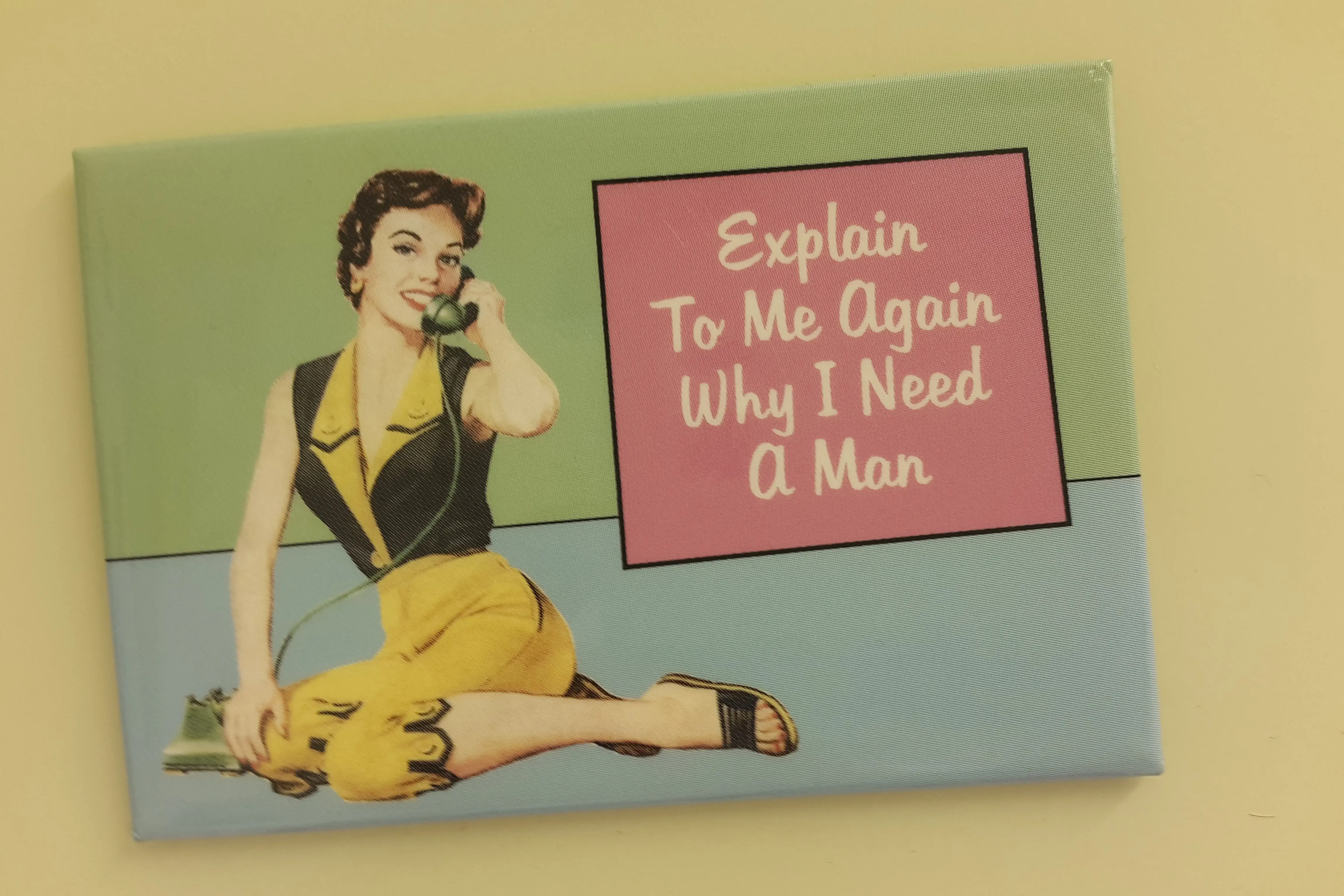 En person som sitter på en stol med en mikrofon foran seg