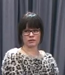 En kvinne med briller