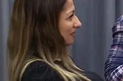 En kvinne med langt hår