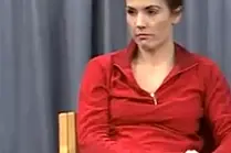 En person som sitter i en stol