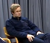 En person som sitter i en stol