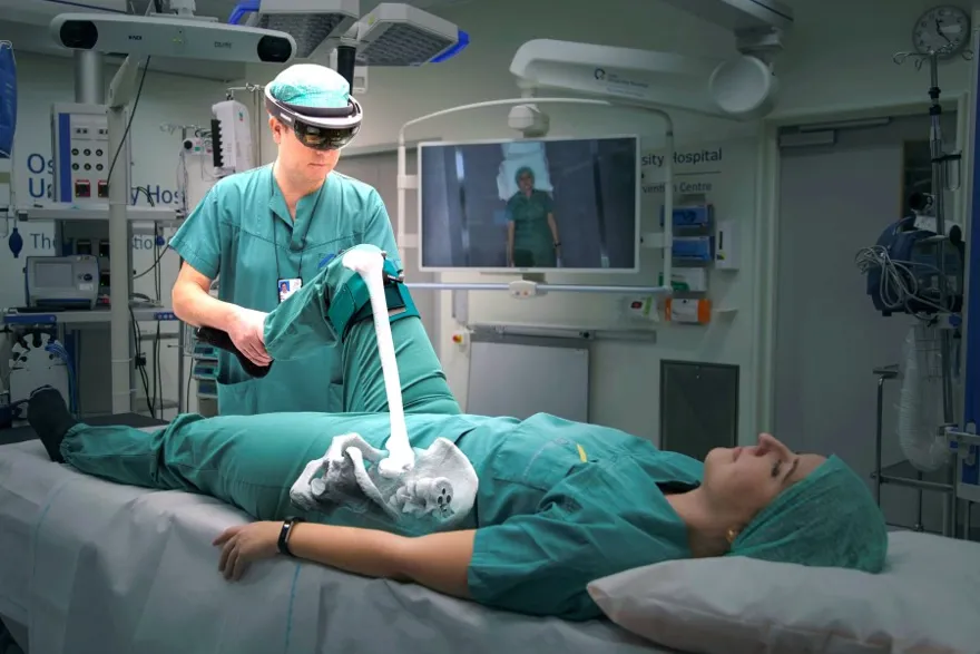 Ola Wiig tester ut hololens teknologi