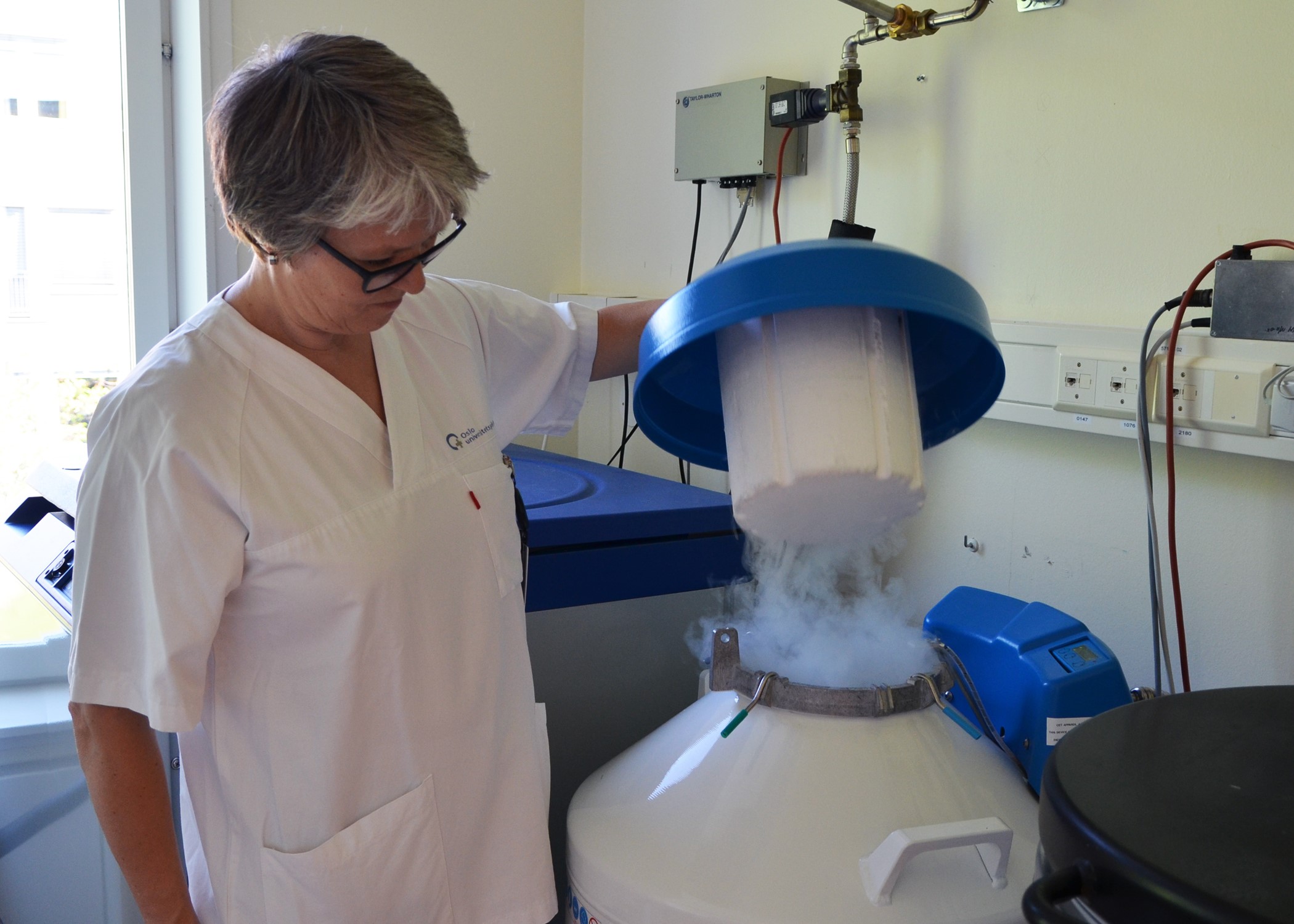 En mann iført hvit labfrakk