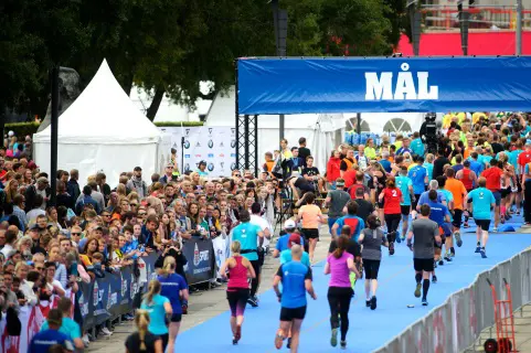 bilde av Oslo Maraton hvor mange mennesker løper inn til mål.