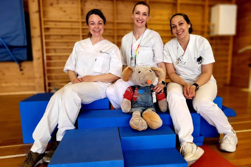 Fysioterapeuter demonstrerer treningsutstyr i gymsalen