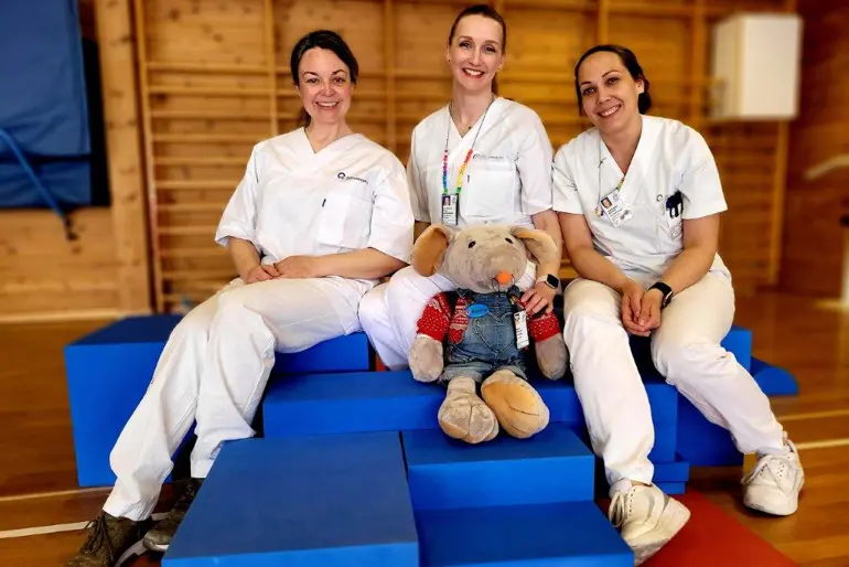 Fysioterapeuter demonstrerer treningsutstyr i gymsalen