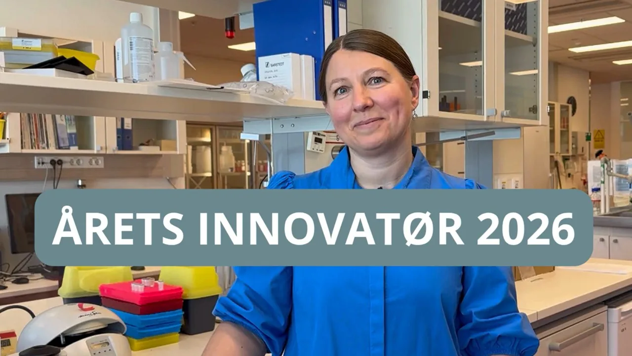 En person i blå skjorte med teksten "Årets innovatør 2026" over.
