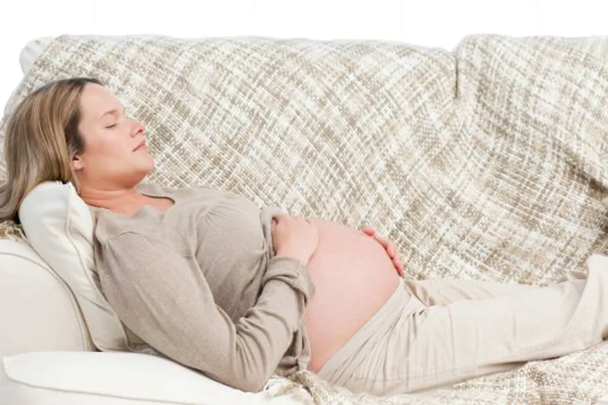 Foto av hvilende gravid kvinne