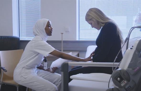 Jordmor og gravid kvinne