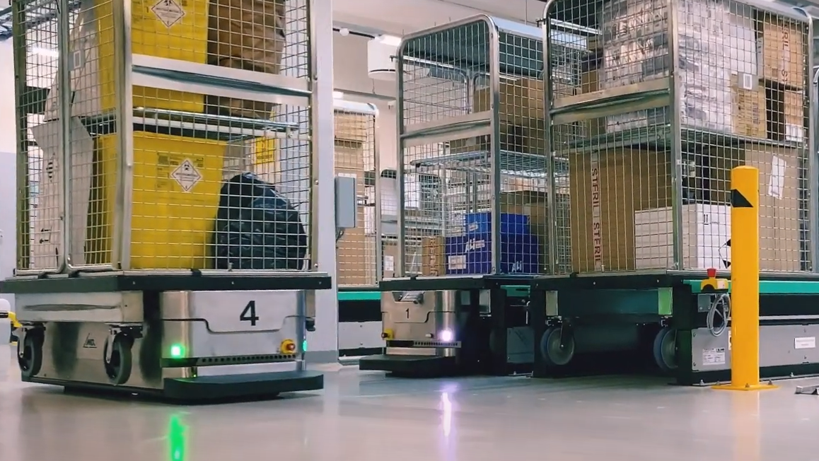 Bilde: fotografi av logistikkrobot som kjører på gulvet