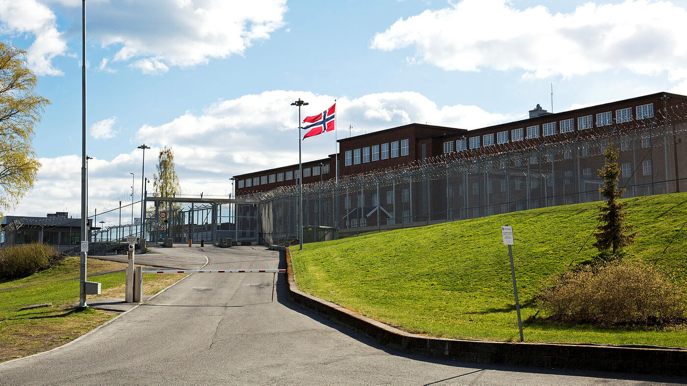 En bygning med et flagg på forsiden