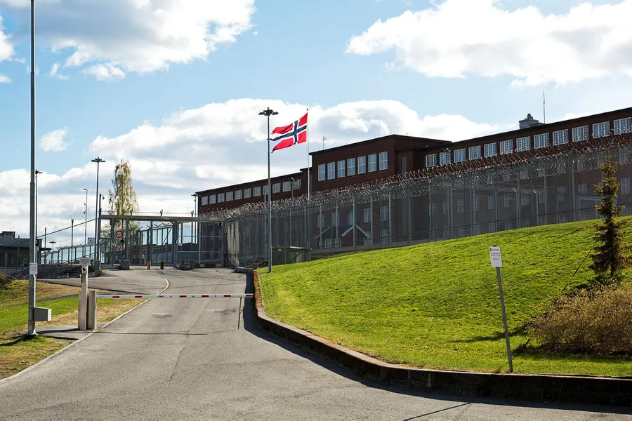 En bygning med et flagg på forsiden