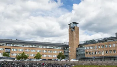 En stor bygning med tårn