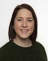 Et nærbilde av en kvinne som smiler