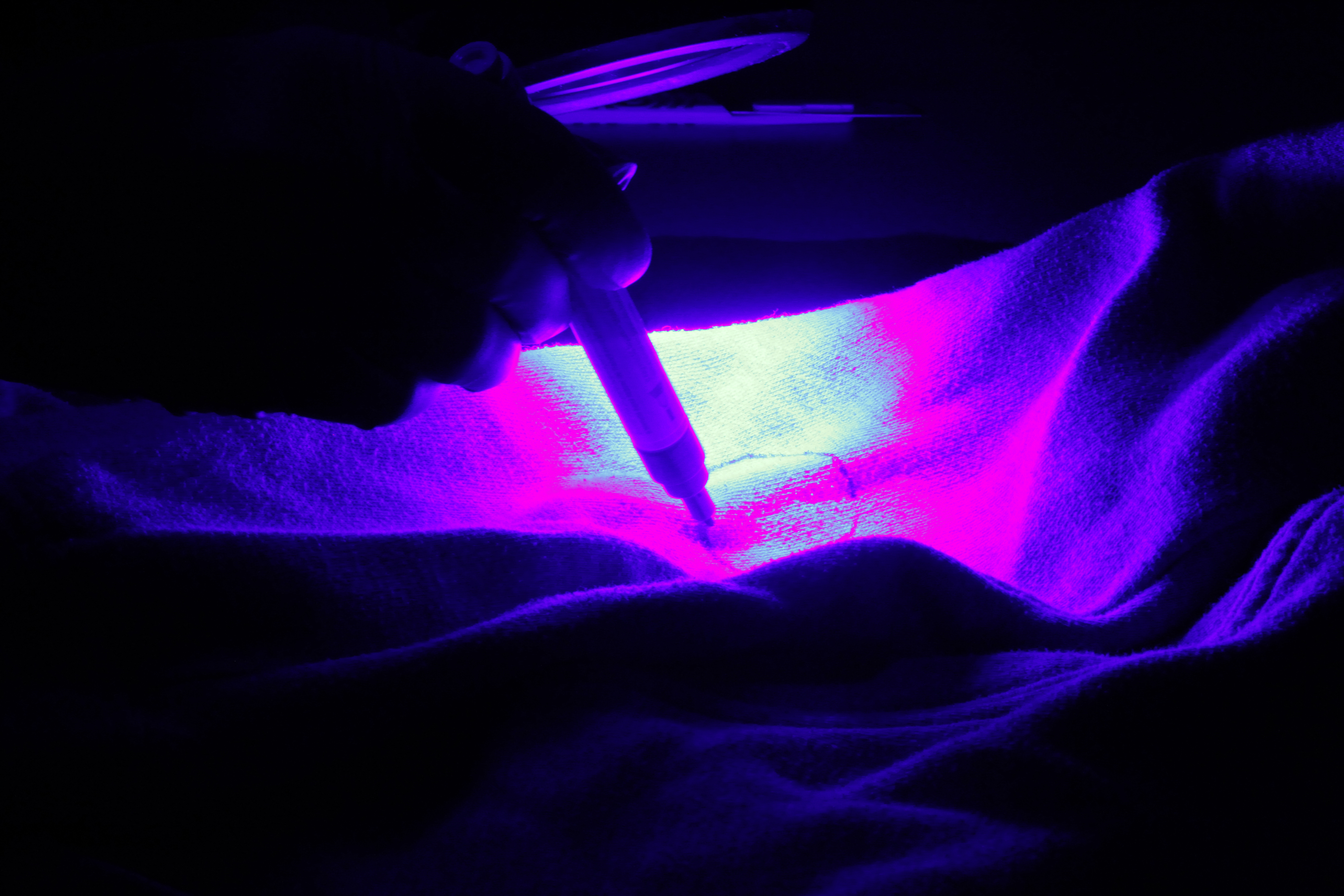 Bilde av person som undrsøker en jakke