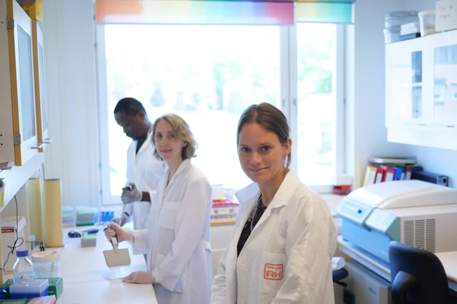 En gruppe mennesker i hvite frakker