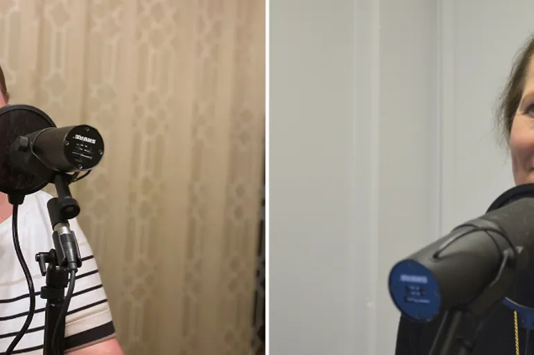 En person som står ved siden av en mikrofon