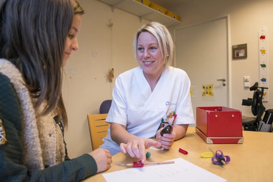 En kvinne som viser en kvinne noe på papiret