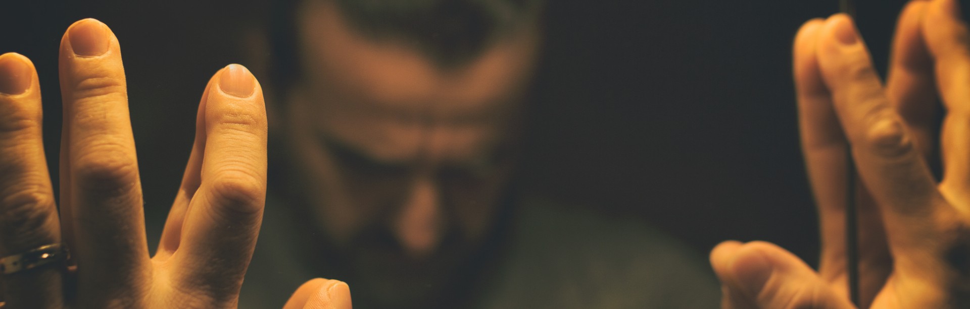 Et nærbilde av hender som holder opp fingrene