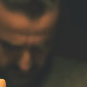 Et nærbilde av hender som holder opp fingrene