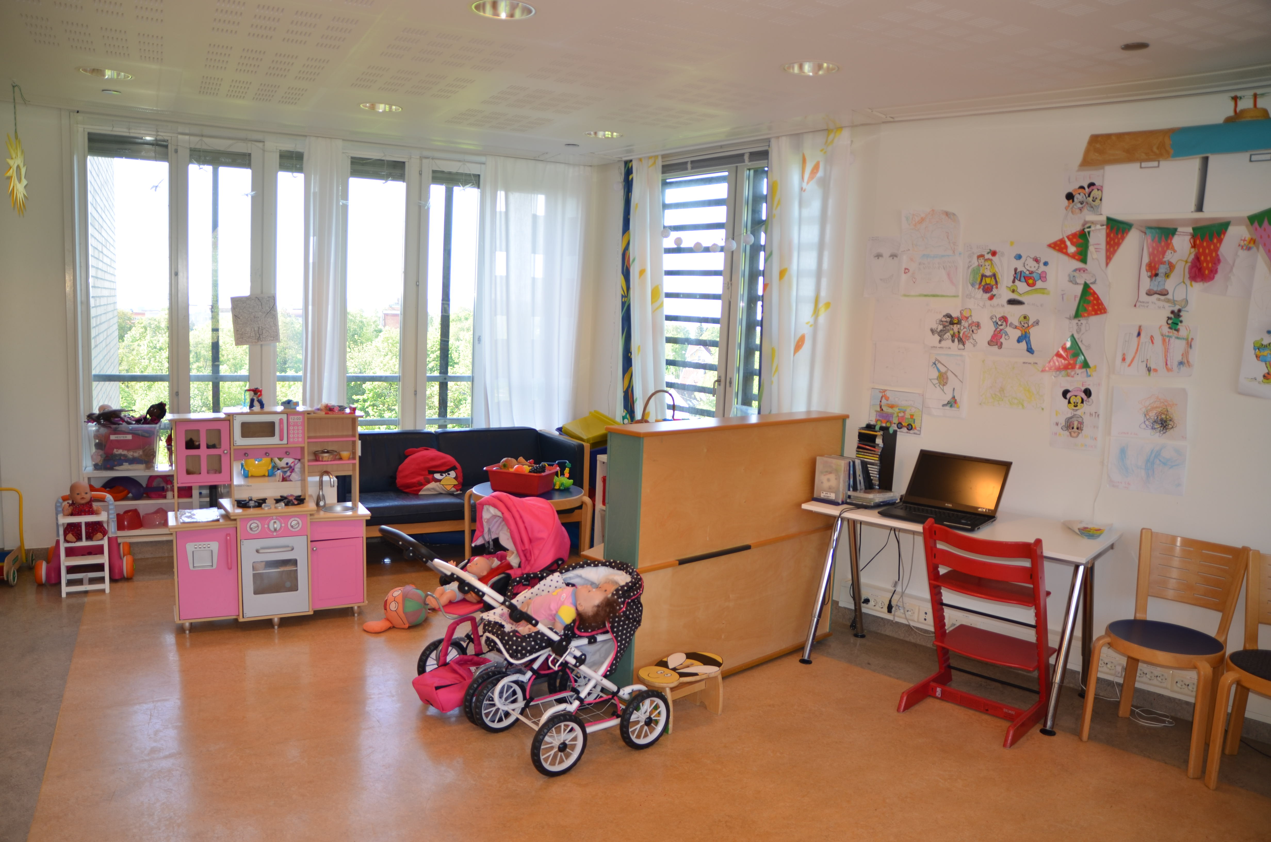 Et rom med skrivebord og datamaskin