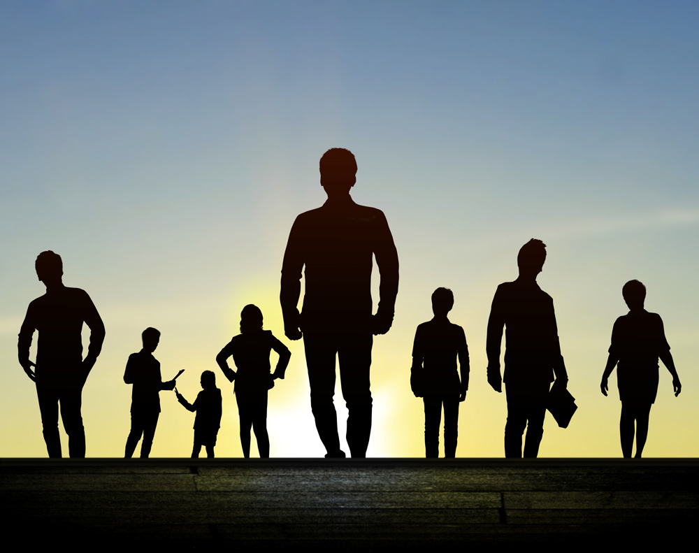 En gruppe mennesker som går