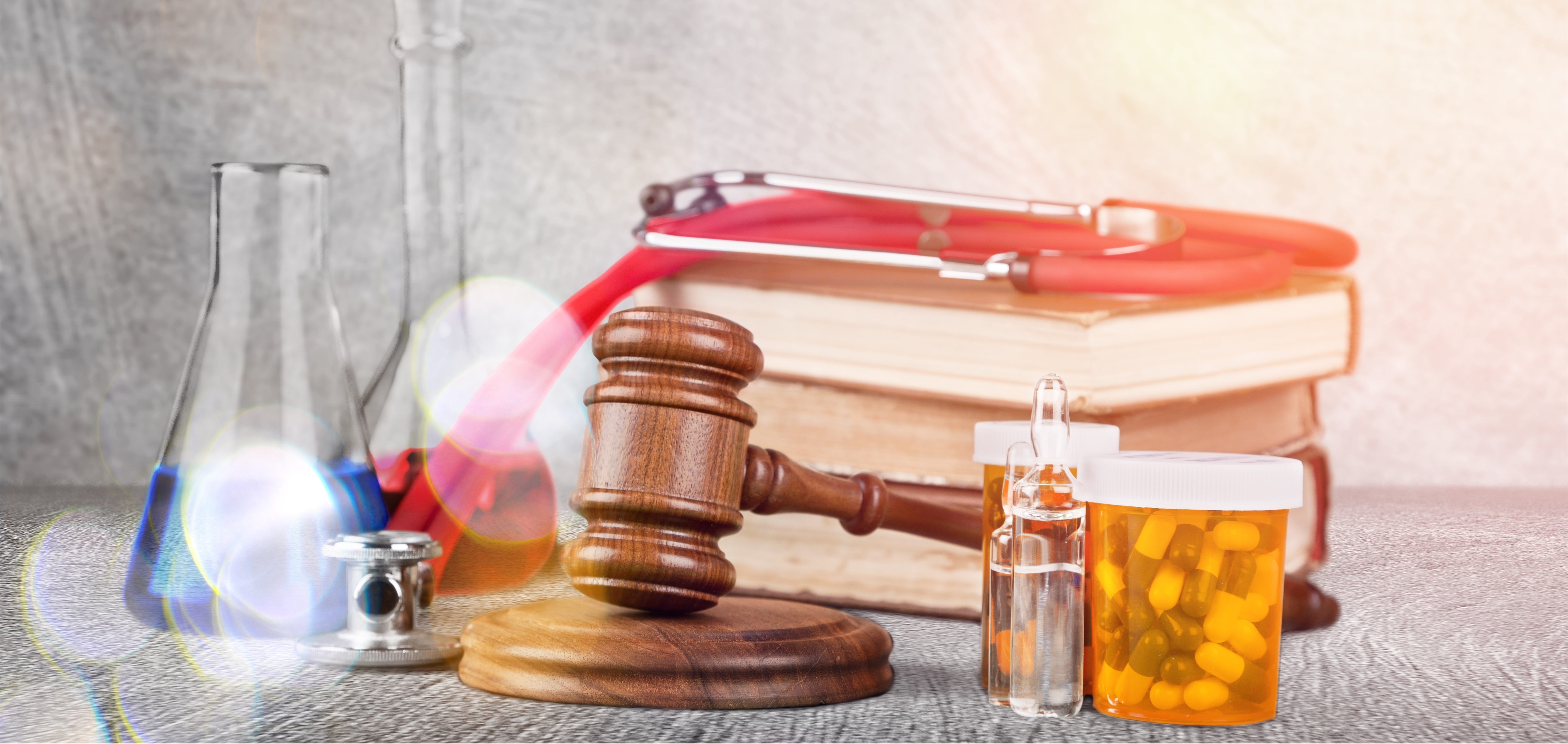 Medisiner og en hammer til bruk i retten