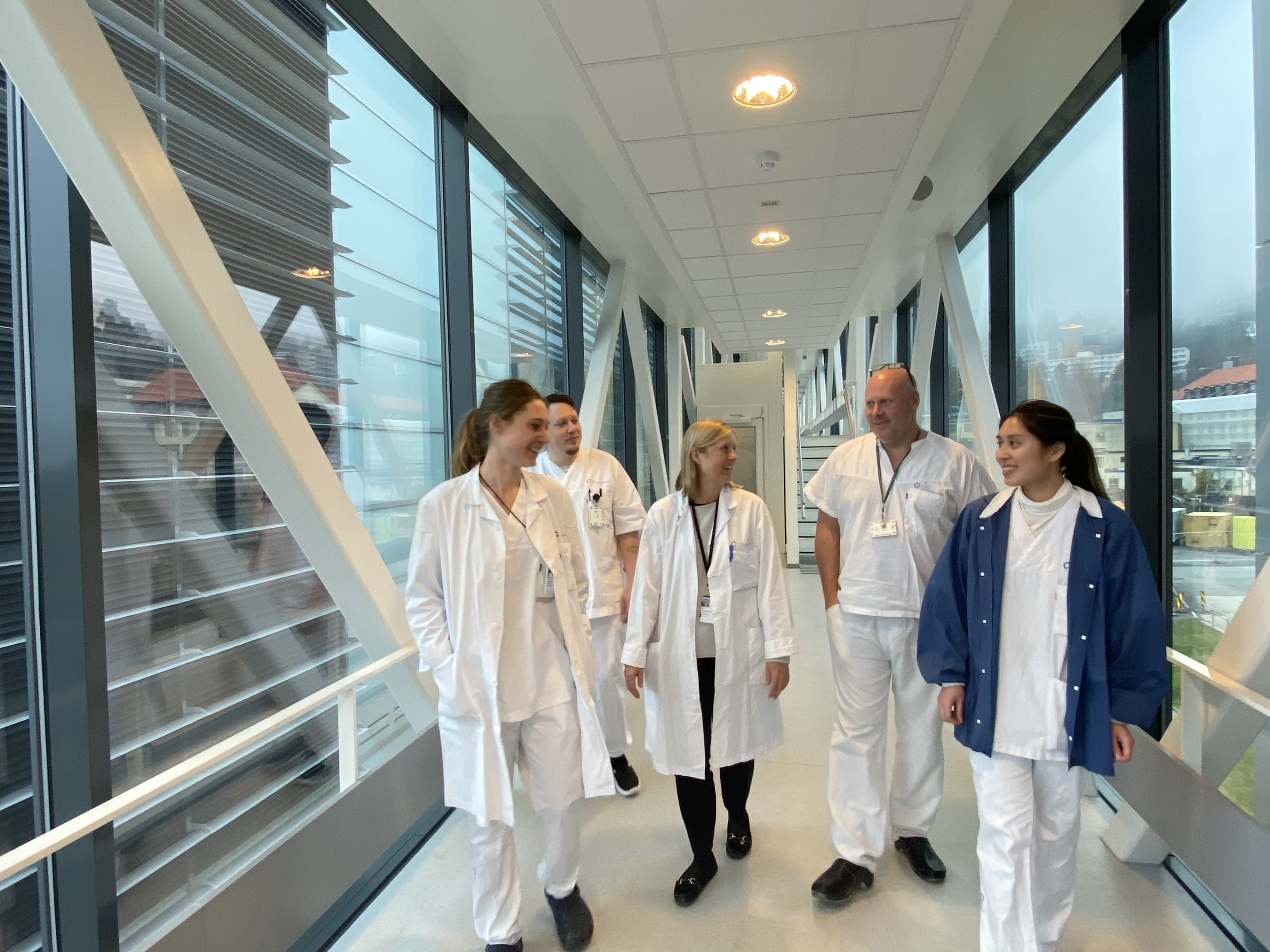 Bilde av helsearbeidere som går og snakker