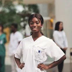 En person iført en hvit skjorte