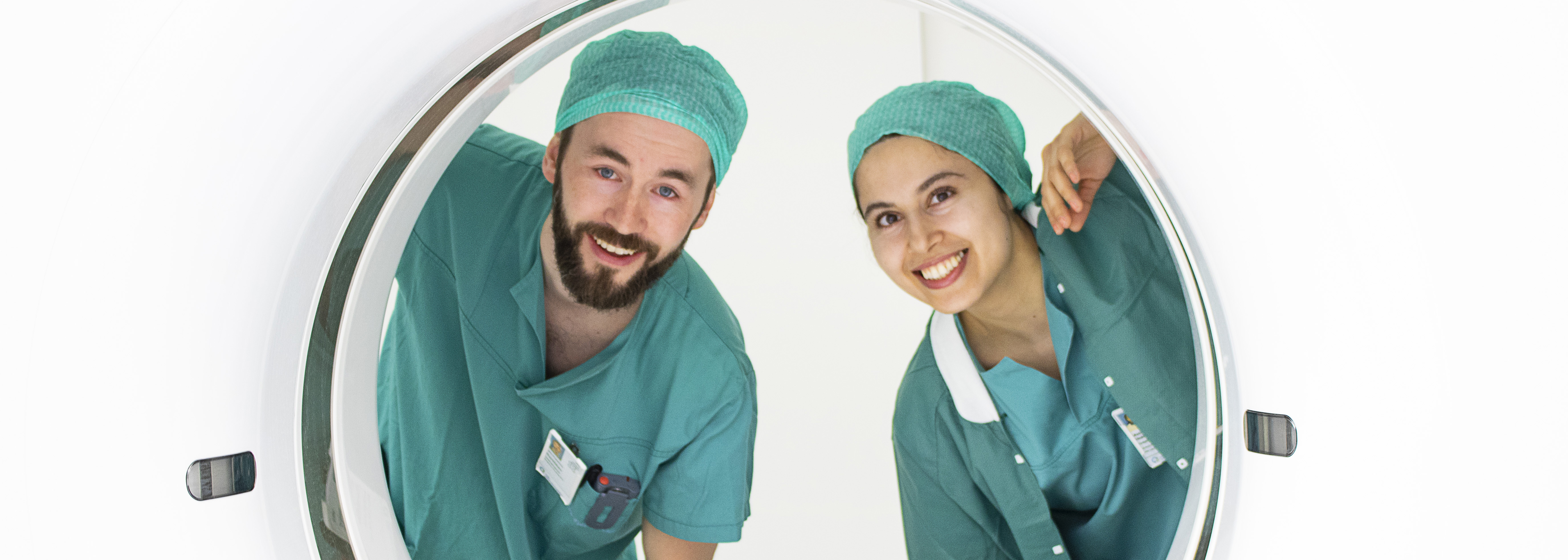 En mann og en kvinne i medisinske scrubs