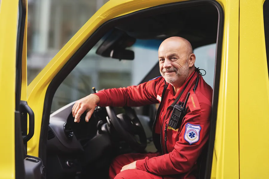 6 ansatte i forskjellige uniformer