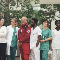 En gruppe mennesker som poserer for et bilde