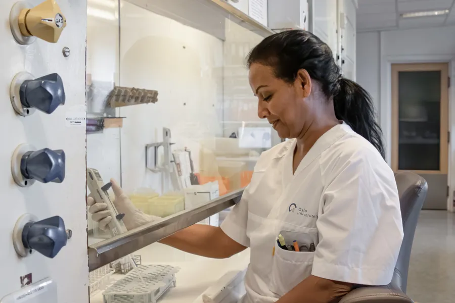 En mann i hvit frakk