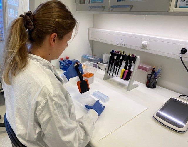 En kvinne i labfrakk