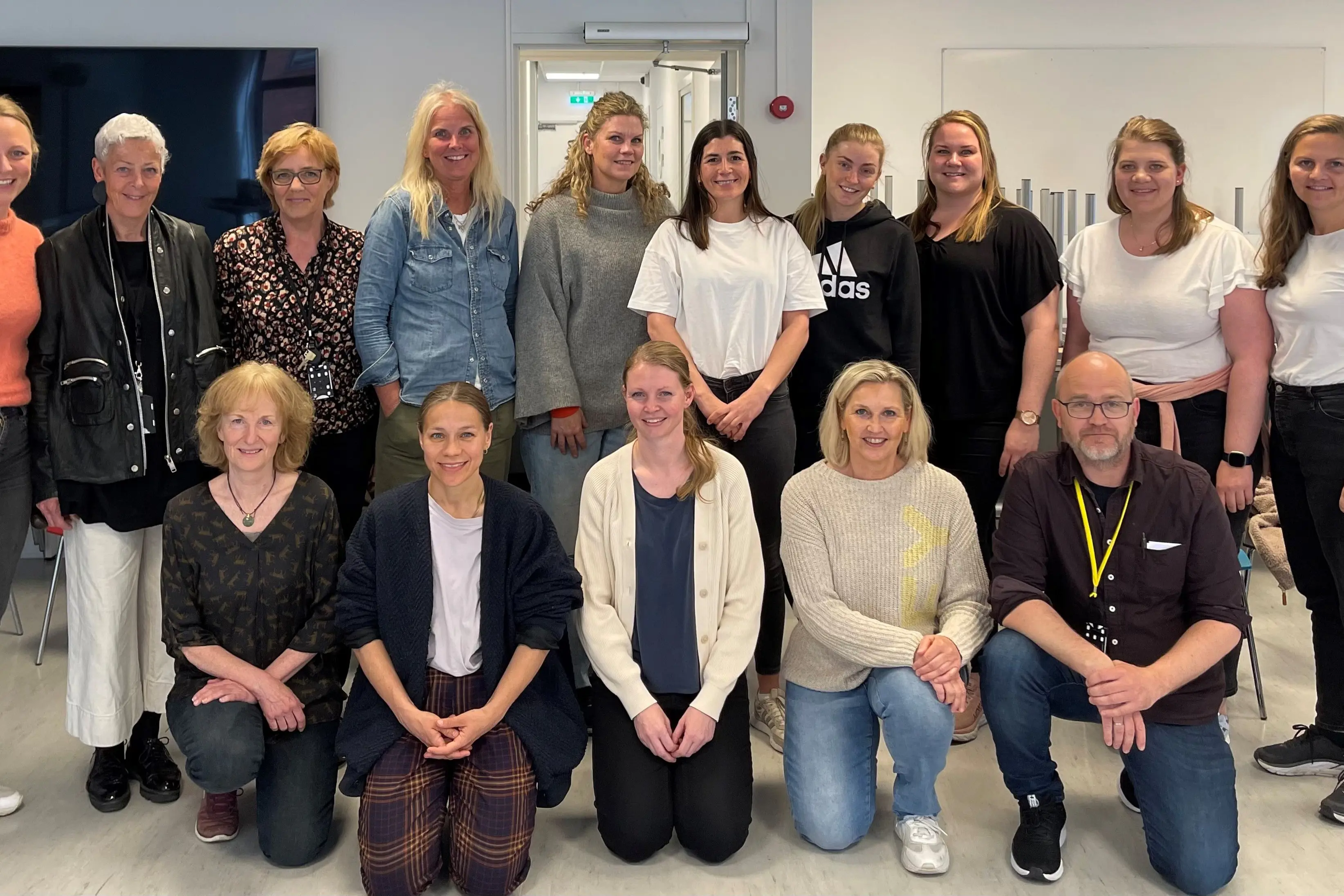 En gruppe mennesker som poserer for et bilde