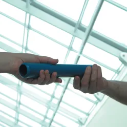 Foto av to hender som overleverer stafettpinne