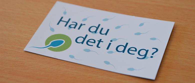 Et hvitt kort med blå tekst